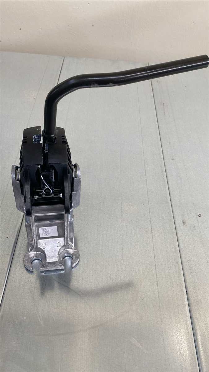 90393514 TAKVIYE VİTES KOLU KOMPLE 1